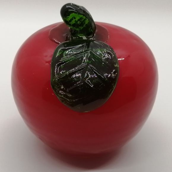 Art glass apple paperweight - Picture 3 of 13